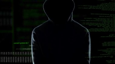 Animasyonlu bilgisayar kodu önünde duran kelepçe ile erkek hacker bu hırsız