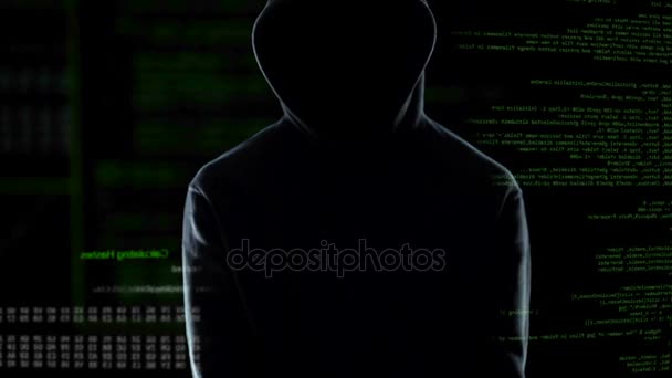 애니메이션된 컴퓨터 코드 앞에 서 있는 수 갑과 남성 해커 그것 도둑 — 비디오