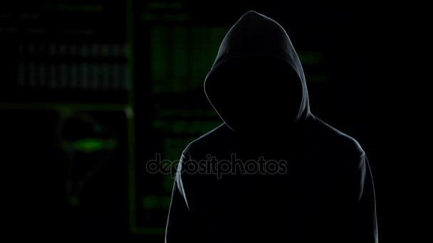 Hacker masculino encapuzado desconhecido olhando para a câmera, problema global de cibercrime — Vídeo de Stock