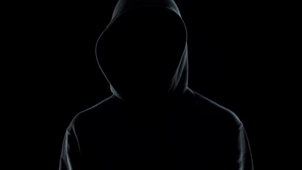 Közelkép a férfi silhouette tartja a kábítószer-csempészet bűncselekmény tabletták csomag — Stock videók