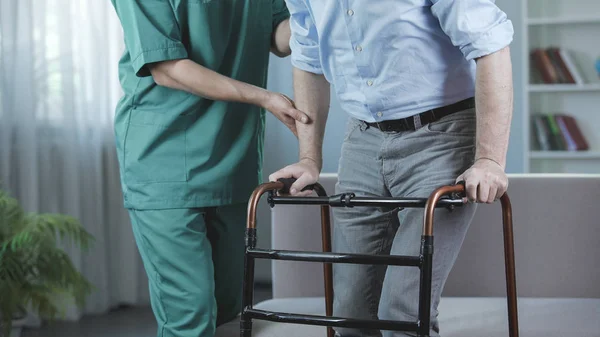 Melankolisk man stå upp och gå med promenader ram på sjukhem — Stockfoto