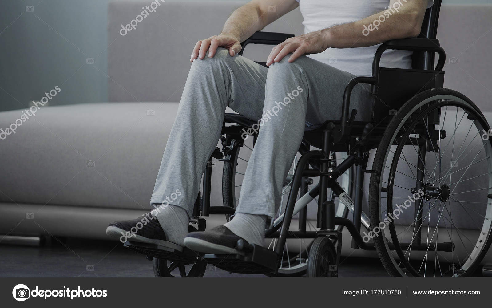 Парень в инвалидной коляске. Парень в инвалидном кресле. Мужчина в инвалидном кресле. Мужчина в инвалидном кресле. Молодой человек на инвалидной коляске.