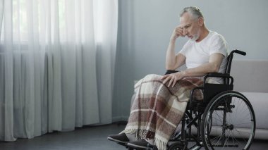 Adam tekerlekli sandalyede oturan ve hastalık, hastalık hakkında düşünme Engelli