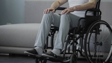 Yalnızlık acı üzgün adam tek başına, tekerlekli sandalyede oturan Engelli