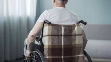 Komuta sizde duygu keskin ağrı kötü uyku koşulları, uyanma sonra arkada