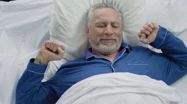 Güzel sakin geceden sonra iyi gününde evde uyanmak mutlu kıdemli erkek