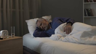 Emekli adam onun rüyalarda kabus görme Huzurevi serviste uyku