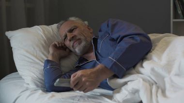 Uykusuzluk acı ve endişeyle Tv kanalları değiştirme'yi rahatsız emekli