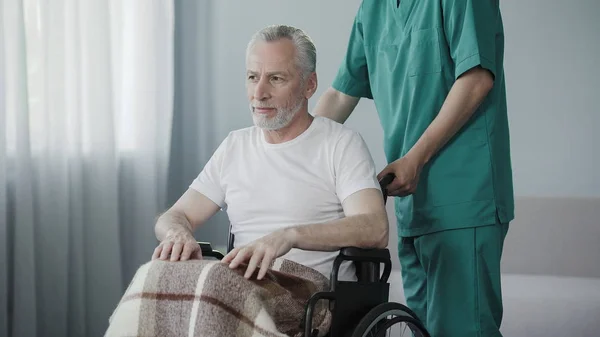 Trabalhador de centro de reabilitação apoiar velho homem doente, aconselhando a não desistir — Fotografia de Stock