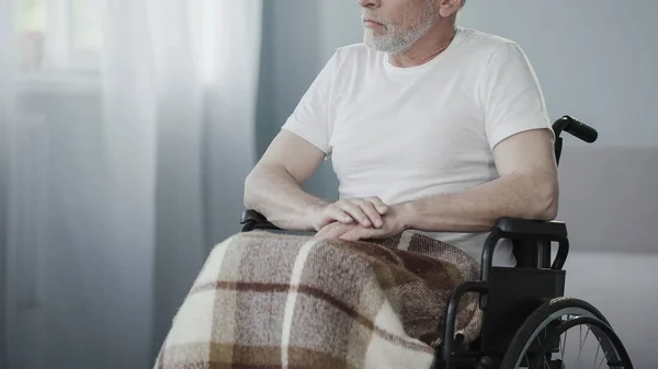 Enfermo persona mayor sentado en silla de ruedas, pensando en la vida, el hombre necesita apoyo —  Fotos de Stock