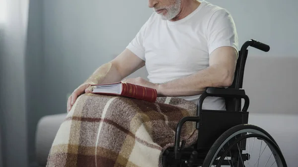 Szomorú felnőtt ember fogyatékkal felülvizsgálata album a fotók, hiányzó rokonok — Stock Fotó