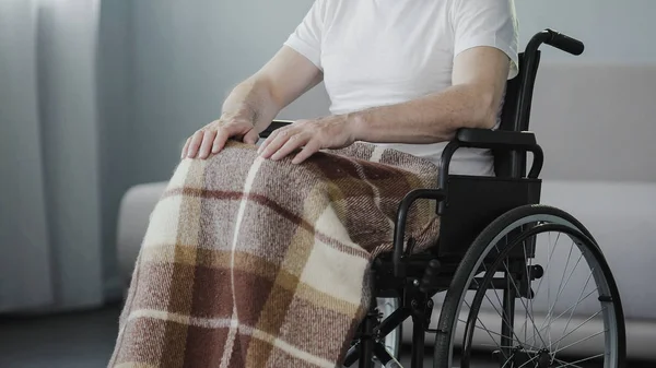 Anciano sentado en silla de ruedas en el centro de rehabilitación, con problemas de salud — Foto de Stock