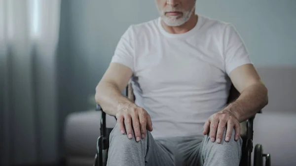 Homem sentado em cadeira de rodas, pensando em sua vida no centro de reabilitação — Fotografia de Stock