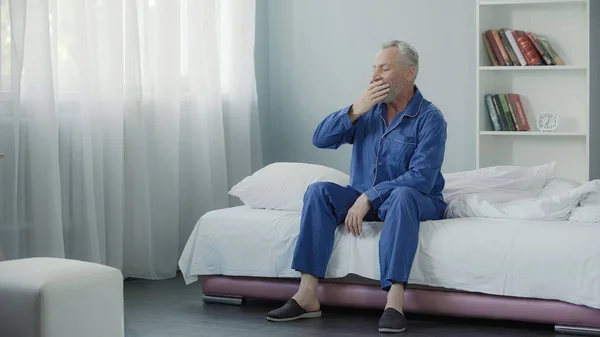 Mann in seinen Fünfzigern mit Freude und Heiterkeit trifft neuen Tag gähnen, guten Morgen — Stockfoto
