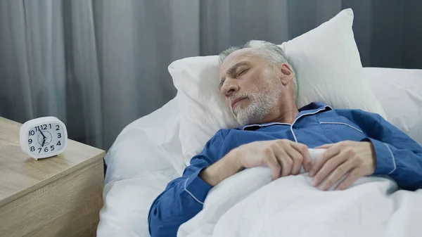 Bărbat în vârstă care doarme în pat dimineața, odihnă sănătoasă în timpul recuperării — Fotografie, imagine de stoc