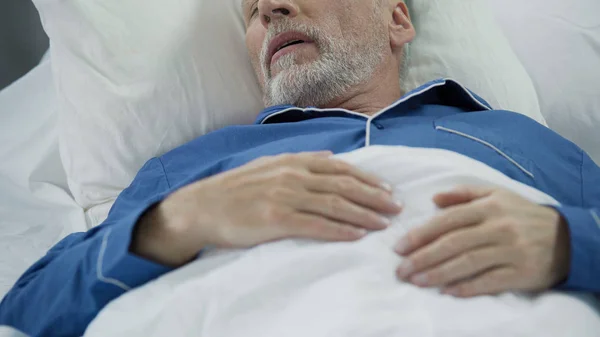 Hombre mayor durmiendo en la cama y roncando, problemas con el sueño, atención médica —  Fotos de Stock