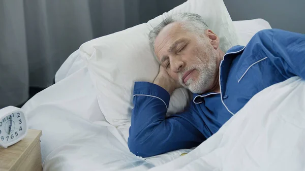 Bărbat în vârstă care doarme în pat dimineața, somn sănătos, timp de recuperare, închidere — Fotografie, imagine de stoc
