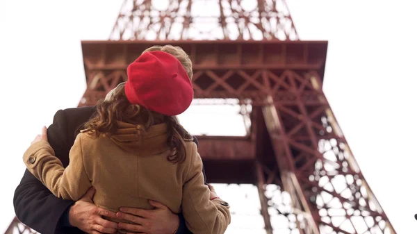 Hombre enamorado besar apasionadamente mujer amada en una cita romántica en París —  Fotos de Stock