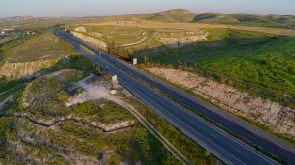 Luchtfoto van auto's rijden actief op moderne snelweg gefilmd met quadrocopter — Stockvideo