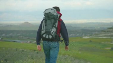 Silah yükselterek, başarı kutluyor, tepenin üstüne başarı zevk mutlu adam