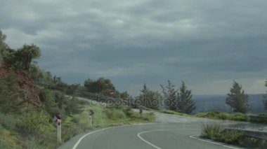 Ağır çekim Auto sürücü pov ön cam ile kötü yılan gibi yolda hareket