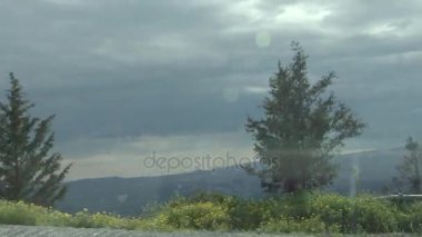 Tehlikeli bir yılan gibi yolu dağlar, kaza riskini araba araba uyuşuk