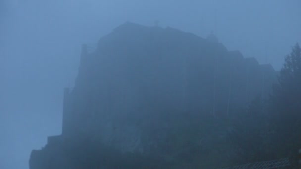 Tajemný strašidelný hrad, kostel na vrcholu hory, skrytých v mlze, horor — Stock video