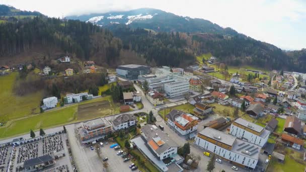 Luftaufnahme Der Swarovski Fabrik Einer Modernen Großstadt Fuße Des Berges — Stockvideo