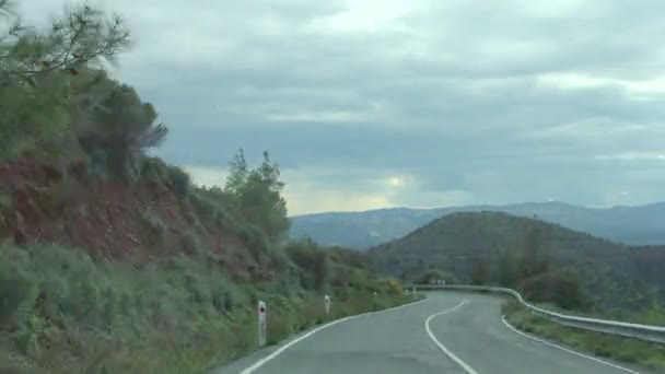 Araç Dağlarda Serpantin Yolda Vahşi Hızda Acele Hızlandırılmış — Stok video