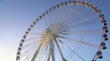 Eğlence Parkı, güneşli mavi gökyüzü arka plan dönen görkemli gözlem tekerleği