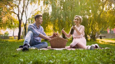 Piknik sepeti, harika dinlenme birlikte mutlu çift/açma şarap şişe