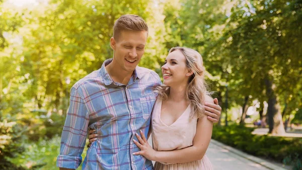 Schöner Kerl erzählt seiner Freundin begeistert faszinierende Geschichte, Datum — Stockfoto