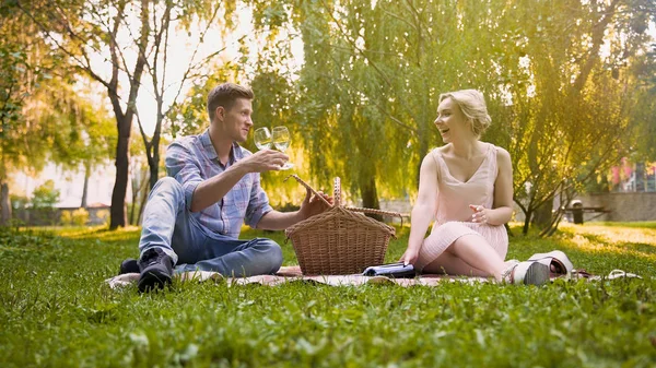 Piknik sepeti, geri kalan üzerinden gözlük birlikte açma aşık Çift — Stok fotoğraf