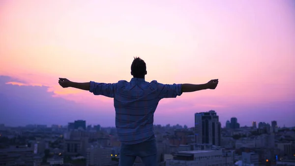 Ο άνθρωπος τεντώνοντας τα χέρια στην άκρη της στέγης, απολαμβάνοντας την ελευθερία, που πιστεύουν στη μελλοντική επιτυχία — Φωτογραφία Αρχείου