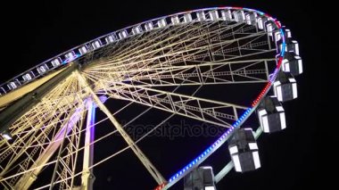 Büyük gözlem tekerleği gece eğlence parkı, eğlence hareket etmeyi durdurana