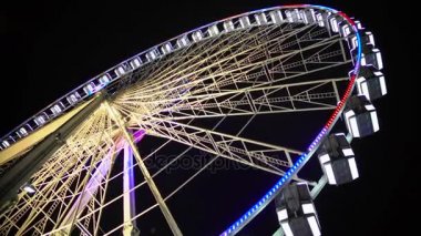 Dönme dolap, lunapark, renkli ışıklı inşaat yavaş hareket