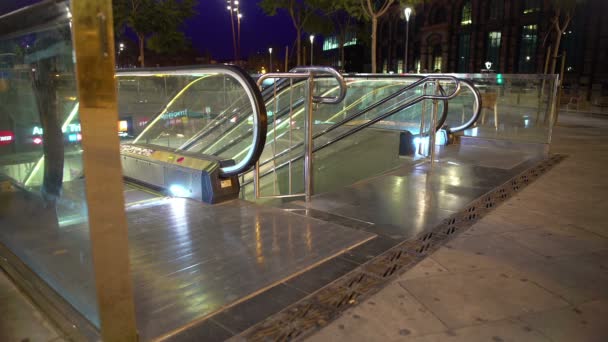 Выход станции метро в ночном мегаполисе, люди, использующие городской общественный транспорт — стоковое видео