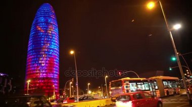 Torre Agbar gökdelen, gece Barcelona'da etkin Rating üzerinde yaratıcı ışık gösterisi