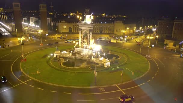 Tráfego na incrível praça central em Barcelona, Espanha, vista noturna do elevador — Vídeo de Stock