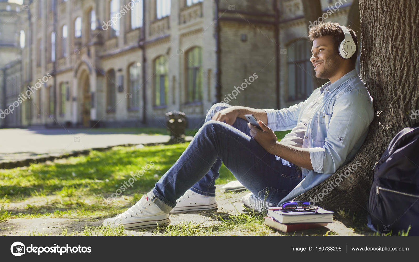 мужчина сидит под деревом. человек под деревом. человек и природа. сидит под деревом. девочка под деревом.