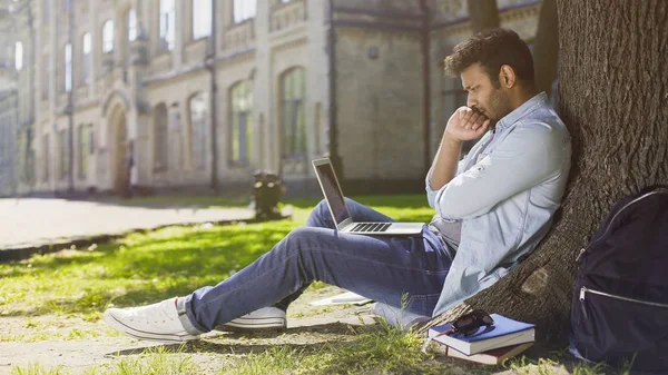 Freelancer olhando para tela do computador, pensando em projeto, solução criativa — Fotografia de Stock