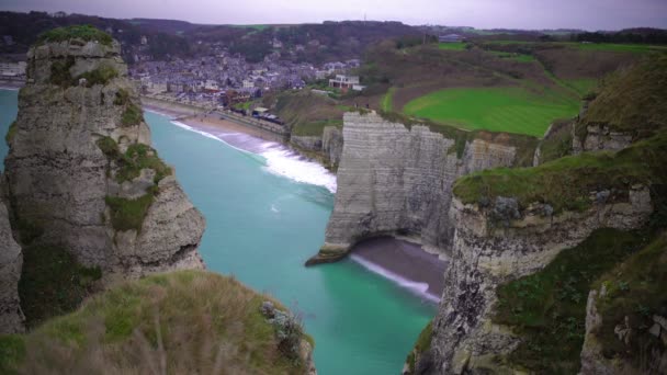 View on Etretat town and empty beach between white chalk cliffs, France — Stock Video