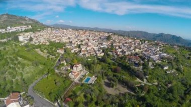 Fantastik yeşil doğa, Kıbrıs'ta rahat tatil kasabası çevresinde dağ manzarası