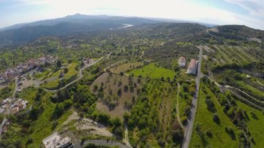 Kıbrıs'ta küçük turistik şehir etrafında inanılmaz el değmemiş yeşil dağ doğa