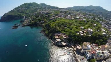Ischia fantastik yeşil peyzaj kuşlar göz görünümü, tatil güneşli İtalya