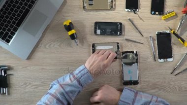 Kırık telefonları inceleyerek yükseltme ve becerikli, Bakımı tamir uzmanlar