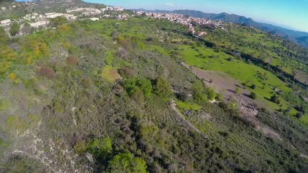 Зеленый ландшафт вокруг курортного города в горах, величественный вид с воздуха — стоковое видео