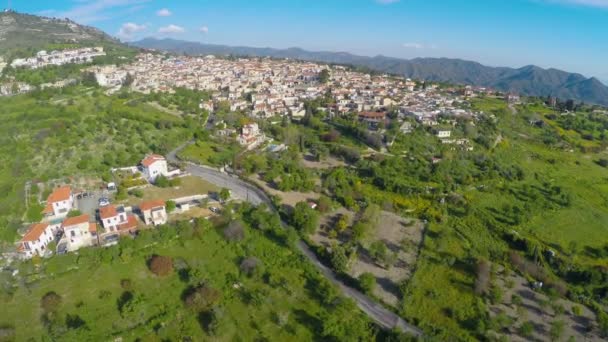 Вид с воздуха на роскошные виллы в горном курортном городе, красивый зеленый ландшафт — стоковое видео