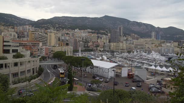 Každodenní život v Monaku, lidé chodící a veřejné dopravy jízdní ulice — Stock video