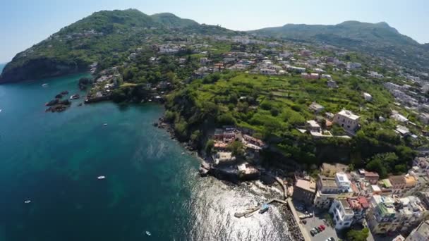 Fantástica paisagem verde de Ischia de pássaros vista para os olhos, férias em Itália ensolarado — Vídeo de Stock